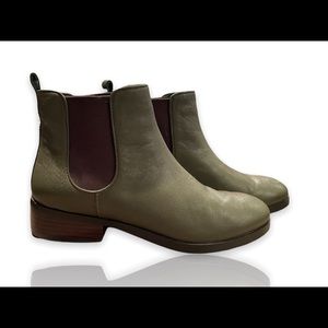 NWOB Cole Han Chelsea Green Leather Ankle Booties Brown Mini Heel Size 7